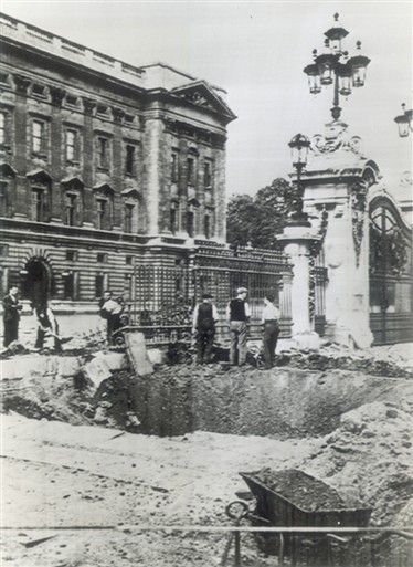 Photo:Bomb damage outside Buckingham Palace, September 1940