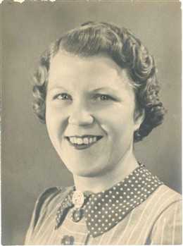 Photo:Doris, aged 26, in 1943