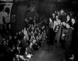 Photo:Musicians entertain the public at Aldwych station during the Blitz