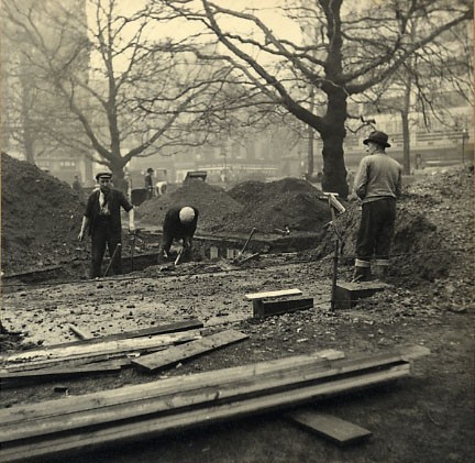 Photo:Construction of the trench shelter in Leicester Square in February, 1940